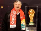 Bývalý fotbalista Antonín Panenka s trofejí pro mistry svta.
