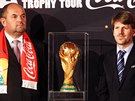 Pedseda fotbalové asociace Miroslav Pelta a Pekka Odryozola z FIFA s trofejí...