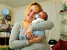Ptadvacetiletá Gaynor Rzepka a její syn Olly James, který se narodil doma na...