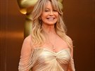 Hereka Goldie Hawnová v saténové rób ve zlatém odstínu zn. Versace