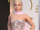 Lady Gaga ve svtle rové rób z haute couture kolekce Atelier Versace