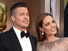 Angelina Jolie a Brad Pitt na erveném koberci opt potvrdili své role krále a...