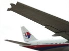 Na snímku ze srpna 2012 je kídlo Boeingu 777-200 malajsijských aerolinek,...