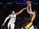 Jordan Farmar z LA Lakers stílí pes ruku Raye McCalluma ze Sacramenta.
