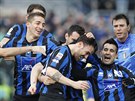 Fotbalisté Atalanty Bergamo slaví gól