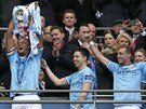 Manchester City slaví zisk Ligového poháru. S trofejí Vincent Kompany.