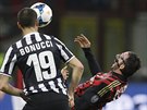 Giampaolo Pazzini (vpravo) z AC Milán padá, dohlíí na nj Leonardo Bonucci z...
