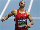 Amerian Ashton Eaton dobíhá v závodu na 1000 metr a dv vci ví u jist -