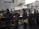 Lidé ekají frotnu na polévku na námstí Nezávislosti v centru Kyjeva. (2....