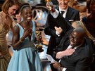 Reisér Steve McQueen a hereka Lupita Nyong'o se radují z Oscar, které dostal...
