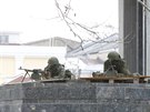 Ozbrojenci hlídají krymský parlament v Simferopolu (1. bezna 2014).