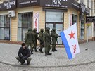 Ozbrojenci s vlajkou sovtského námonictva v centru Simferopolu (1. bezna...