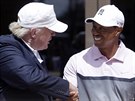 BOHATÍ CHLAPÍCI. Tiger Woods se zdraví se známým miliardáem Donaldem Trumpem,...