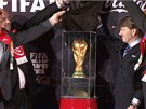 Slavný pohár pro fotbalové mistry svta je poprvé v historii v esku