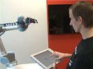 Robotická ruka pomáhá pi nudné práci