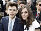 Keira Knightley a její manel James Righton na pehlídce Chanel (Paí, 4....