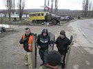 Prorutí dobrovolníci provádí cviení na kontrolním stanoviti v Belbeku na