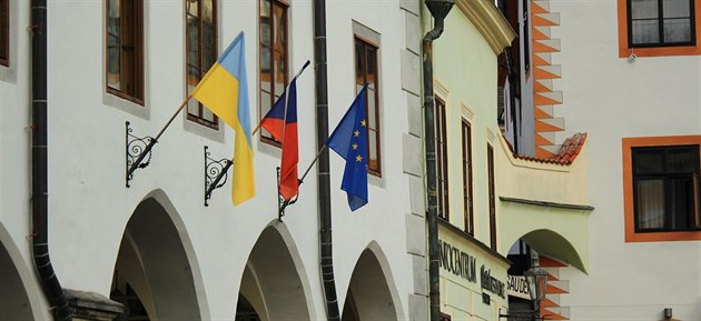 Na budově českokrumlovské radnice na náměstí Svornosti visí od úterý ukrajinská...