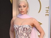 Lady Gaga ve svtle rov rb z haute couture kolekce Atelier Versace