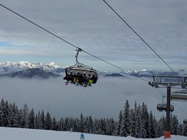 MEZI MLHOU A MRAKY. Alpsk panorama se vynoilo nad sjezdovkami ve Flachau.