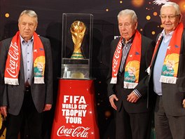 esk fotbalov osobnosti s trofej pro mistry svta. Zleva: Vclav Maek,...