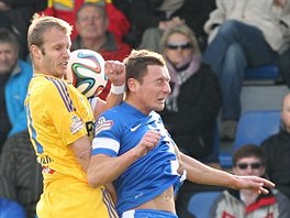 Jihlavsk fotbalista Luk Vaculk (vlevo) v hlavikovm souboji s libereckm