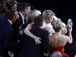 Ellen DeGeneres pr�v� po�izuje selfie s hollywoodsk�mi hv�zdami, kter� se stane...