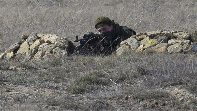 Rusk vojk ste nmon zkladnu Novoozerne na Krymu (4. bezna 2014)