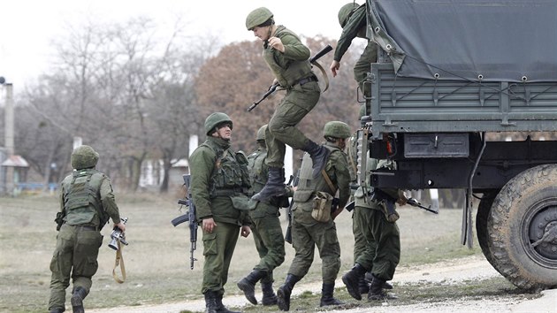 Ruští vojáci na letišti Belbek na Krymu (4. března 2014)