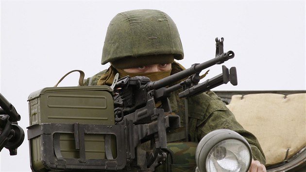 Rusk vojk ste leteckou zkladnu Belbek na Krymu. (4. bezna 2014)