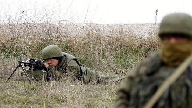 Rusk vojk ste leteckou zkladnu Belbek na Krymu. (4. bezna 2014)