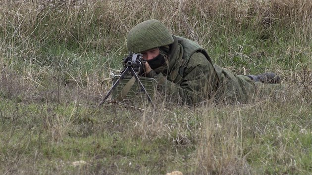 Rusk vojk ste leteckou zkladnu Belbek na Krymu (4. bezna 2014)