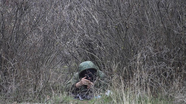 Rusk vojk ste leteckou zkladnu Belbek na Krymu (4. bezna 2014)