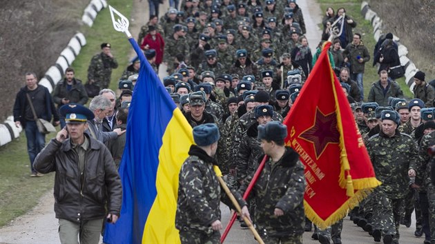 Ukrajint vojci si na vyjednvn s Rusy pinesli i vlajku z dob SSSR (4. bezna 2014)