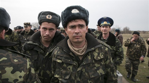 Ukrajint vojci ped leteckou zkladnou Belbek (4. bezna 2014)