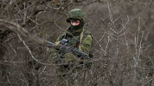 Neidentifikovan vojci na Krymu maj zbran rusk provenience, zde s pukou AK-74M se zamovaem.