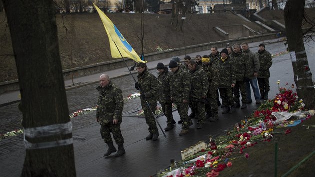 Nstup na Majdanu. Do revolun domobrany se hls destky Ukrajinc. (4. bezna 2014)