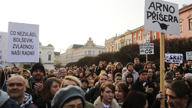 Proti zniku souasnho inohernho studia protestovala ped steckm magistrtem asi tiscovka lid.