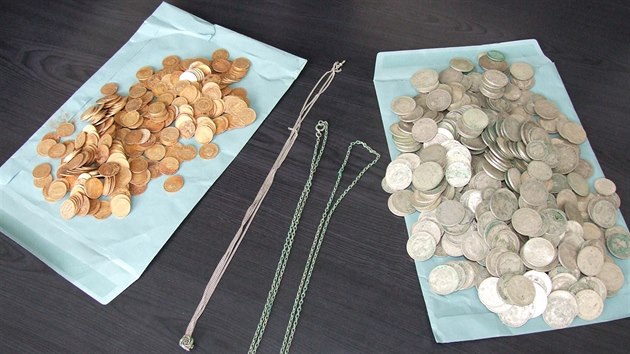 Více než sedm set zlatých a stříbrných mincí nalezla úřednice ve stavebním výkopu v pražských Modřanech.