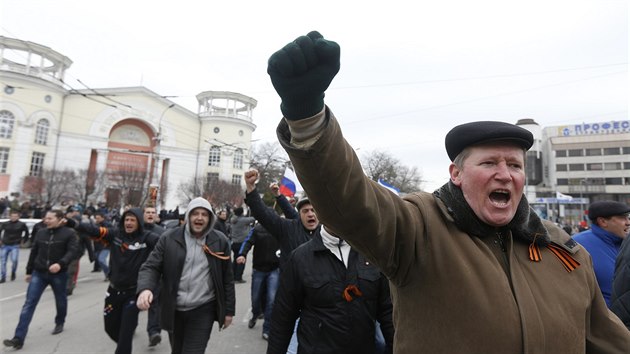 Prorutí demonstranti pi prchodu krymským správním stediskem Simferopol (8.