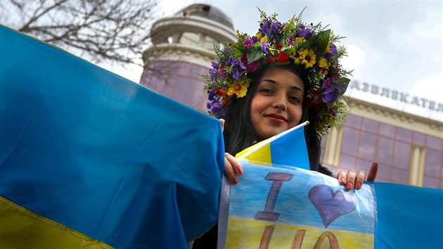 estnice proukrajinskch protest v Simferopolu (8. bezna 2014).