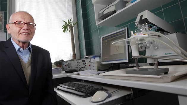 U pracovního stolu. Třiaosmdesátiletý Emil Paleček, jeden z nejcitovanějších vědců v tuzemsku. Od roku 1955 působí v Biofyzikálním ústavu Akademie věd.