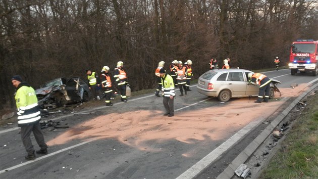 Nehoda u Sobůlek u Kyjova na Hodonínsku. Silnice kvůli čelnímu střetu fabie s octavií se musela na dvě hodiny uzavřít. (4. března 2014)