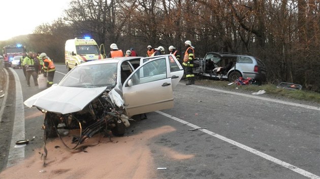 Nehoda u Sobůlek u Kyjova na Hodonínsku. Silnice kvůli čelnímu střetu fabie s octavií se musela na dvě hodiny uzavřít. (4. března 2014)