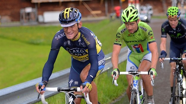 Cyklisté Roman Kreuziger (vlevo) a Slovák Peter Sagan (v zeleném) by v pítí