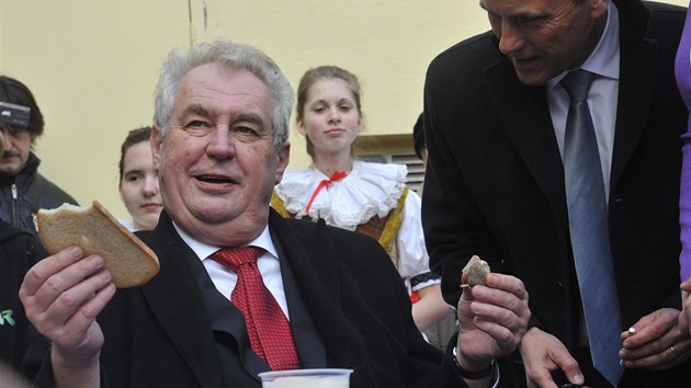 Prezident Zeman navtívil obec Cholina. Hejtman Jií Rozboil (vpravo), zdejí