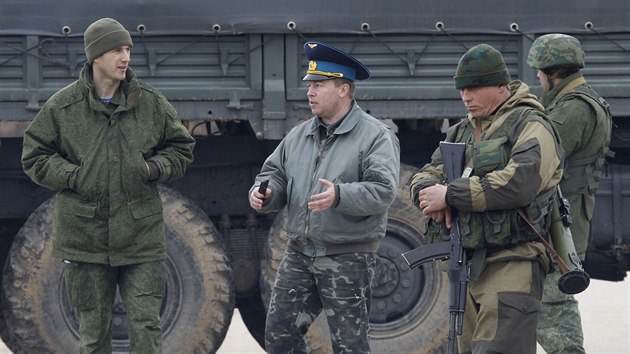 Ukrajinsk dstojnk se bav s ruskmi vojky na letiti v Belbeku. (4. bezna 2014)
