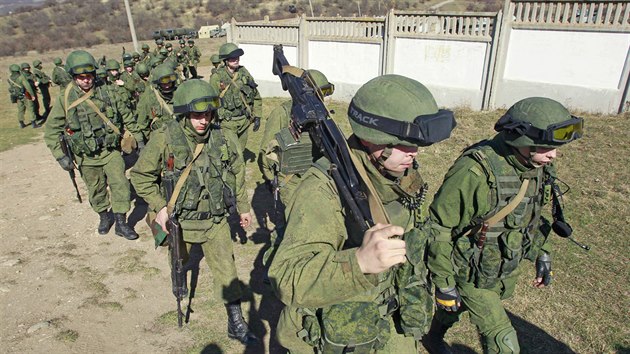 Jednotka ruskch vojk v Perevalnm nedaleko hlavnho msta Krymu Simferopolu (3. bezna 2014)