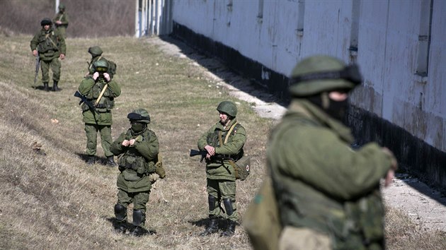 Jednotka ruských vojáků v Perevalném nedaleko hlavního města Krymu Simferopolu (3. března 2014)