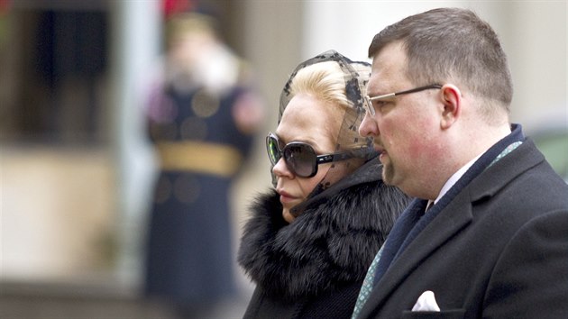 Jindich Forejt doprovodil Dagmar Havlovou na posledn rozlouen s bvalm prezidentem Vclavem Havlem. (23. prosince 2011)